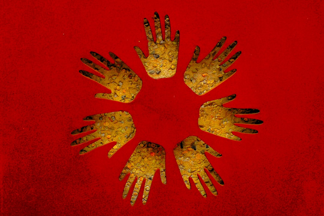 Nitrile vs Neoprene Gloves for Solvents: PPE Buyer’s Pick (2026 Decision Guide)